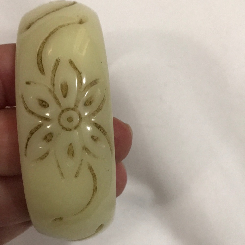 Cream bangle with floral inlay